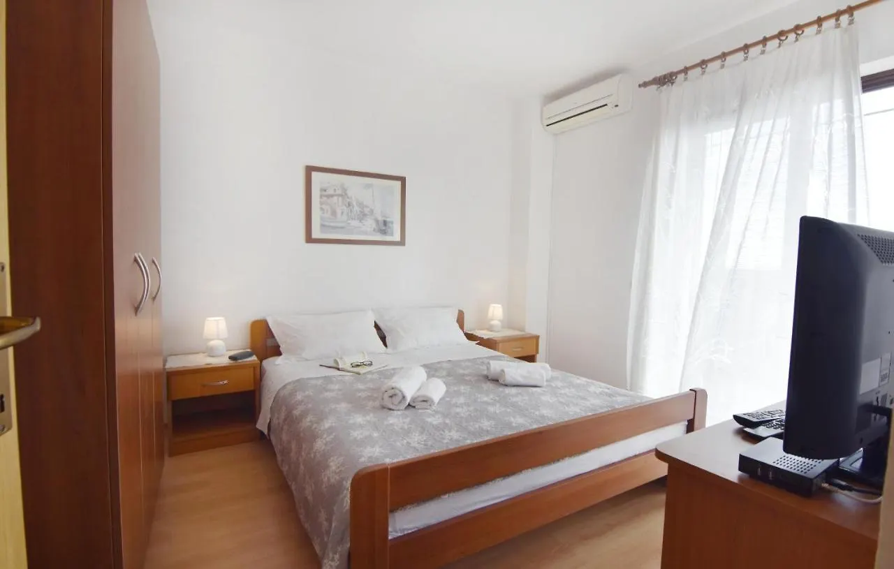 Family Friendly Apartments With A Swimming Pool Valica, Umag - 21926 Hırvatistan